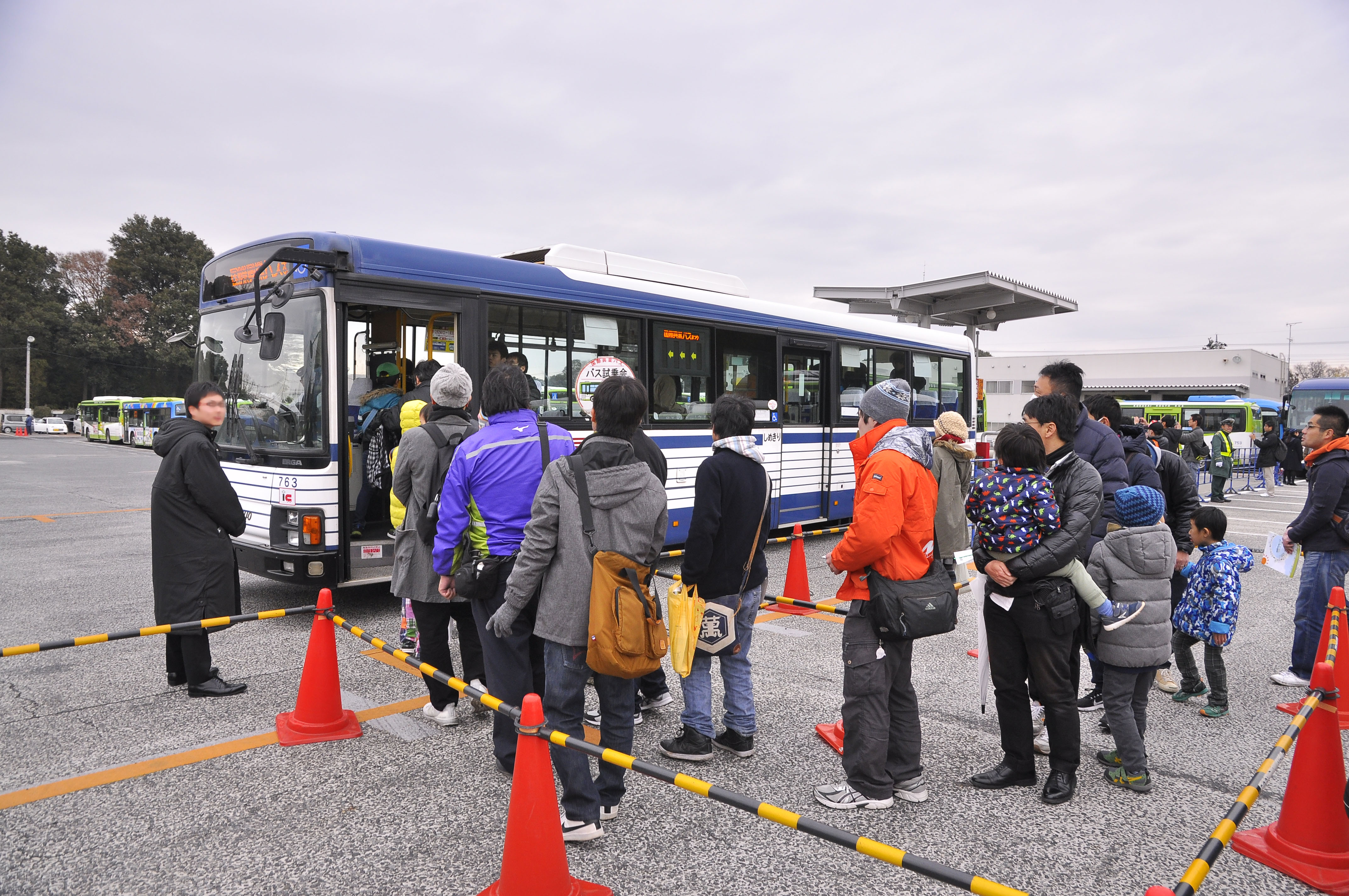 国際興業バスまつり18 高速バス 沿線目的地の模擬店も並び大盛況 バスファン Busfan